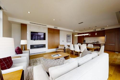 All-Suite Ski-In Ski-Out Haven with Lavish Interior Heated Pool & 2 Hot Tubs – khách sạn tại Snyderville