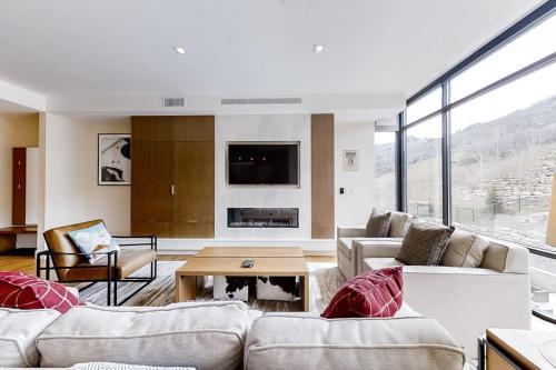 All-Suite Ski-In Ski-Out Penthouse - Pool Hot Tub & Mountain-View Balcony – khách sạn tại Snyderville
