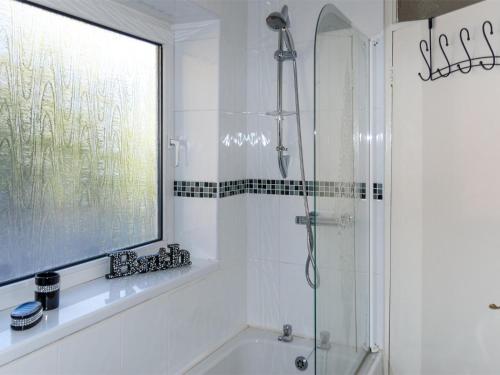 Iekārtas, 2 Bed in Neath oc-bn247 in Krainanta