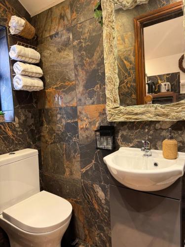 Studio D - Newly renovated private 1 bed studio near Trent Bridge Cricket Ground and National Water  in 加姆斯頓