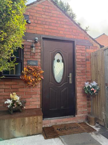 Studio D - Newly renovated private 1 bed studio near Trent Bridge Cricket Ground and National Water  in 加姆斯頓