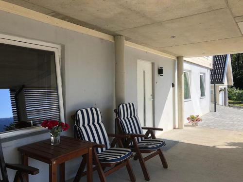 Vangsnes - charming apartment with Fjord view in Вангснес