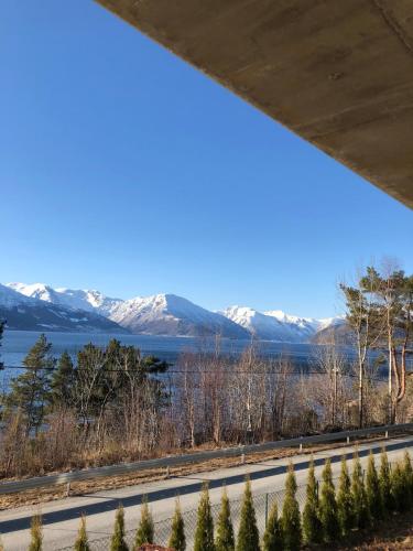 Vangsnes - charming apartment with Fjord view in Вангснес