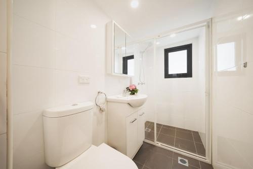 Prime Darlinghurst Location Balcony&Backyard Space - image 2