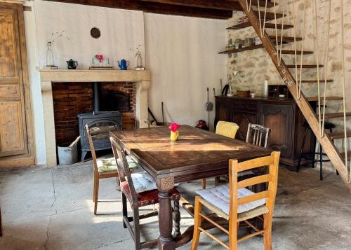 Authentic house, absolutely quiet in Coust