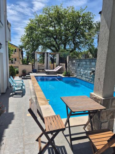 Tivat 4 bed villa with pool near centar