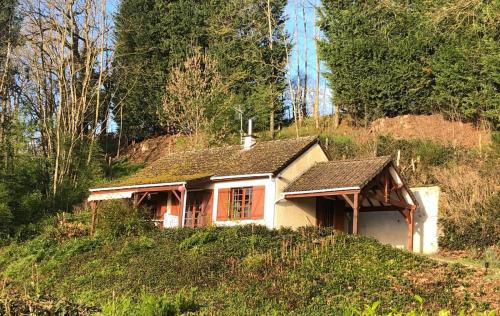jolie maison a la campagne près d une rivière