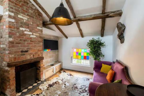Beamed Village Apartment with Fireplace and Private Terrace, Castle Donington - Derby