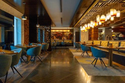 ห้องอาหาร, DoubleTree by Hilton Riyadh-Al Muroj Business Gate in อัล อิซดิฮาร์