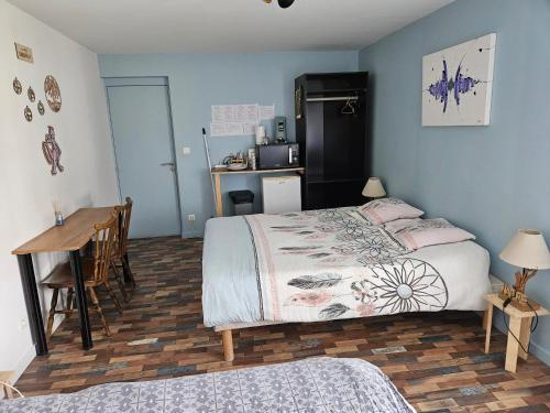 Gulta, Chambre avec 2 lits double, douche et WC privés - Accès autonome - Parking (Chambre avec 2 lits double, douche et WC prives - Acces autonome - Parking) in Dommartin Sous Amance