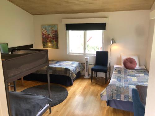 2 twin beds, 1 bunk bed
