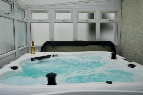 6BR House with Butler, Sauna & Hot Tub in Glasgow in Chapelhall