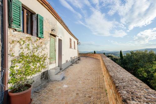 Residence with breathtaking views in the medieval village in Fratte Rosa