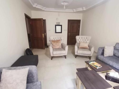 Romantic charming apartment near University Street 100 m nearly amoung the center of public tranport in Al Jizah