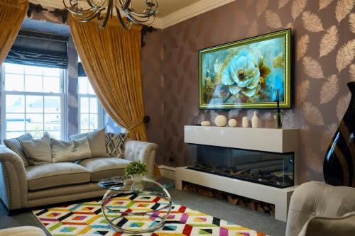 6BR House with Butler, Sauna & Hot Tub in Glasgow in Chapelhall