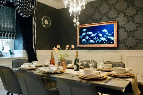 6BR House with Butler, Sauna & Hot Tub in Glasgow in Chapelhall