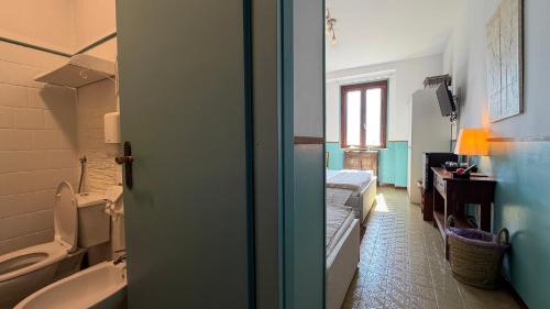 1 queen bed, 1 twin bed