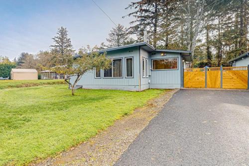 Spacious coastal property with separate living quarters wood stove & grill in Coos Bay