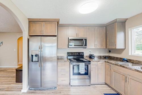 Spacious coastal property with separate living quarters wood stove & grill in Coos Bay