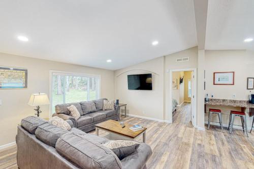 Spacious coastal property with separate living quarters wood stove & grill in Coos Bay