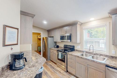 Spacious coastal property with separate living quarters wood stove & grill in Coos Bay