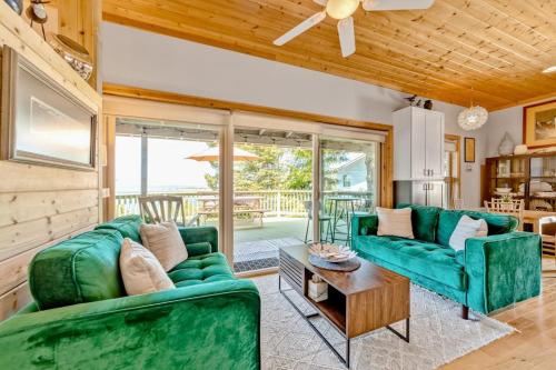 Charming coastal home with water views large covered deck in Gold Beach (OR)