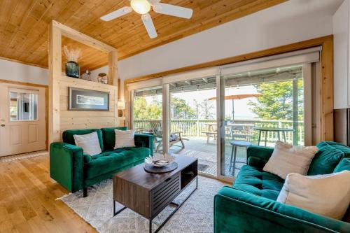 Charming coastal home with water views large covered deck in Gold Beach (OR)