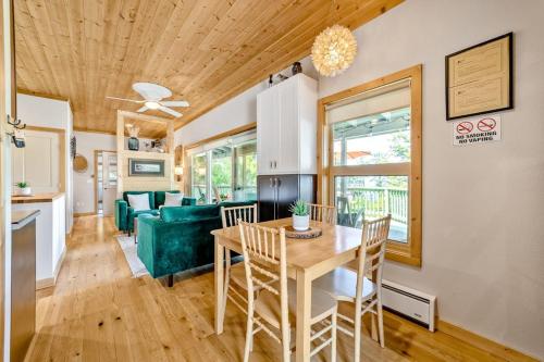 Charming coastal home with water views large covered deck in Gold Beach (OR)
