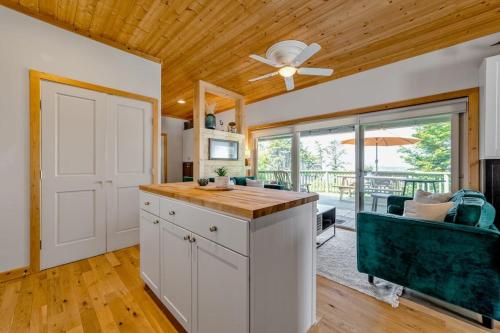 Charming coastal home with water views large covered deck in Gold Beach (OR)