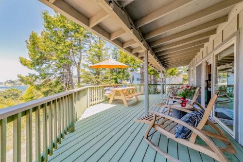 Charming coastal home with water views large covered deck in Gold Beach (OR)