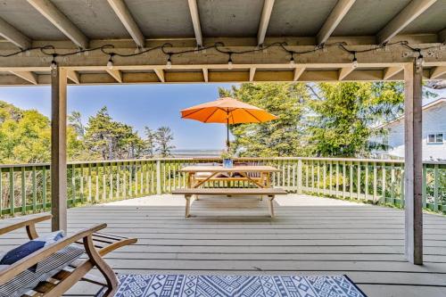 Charming coastal home with water views large covered deck in Gold Beach (OR)