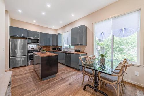 Newly Built Dog-Friendly Colorful Creekside Home - One Mile to the Ocean in Gold Beach (OR)