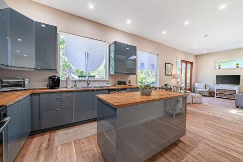 Newly Built Dog-Friendly Colorful Creekside Home - One Mile to the Ocean in Gold Beach (OR)