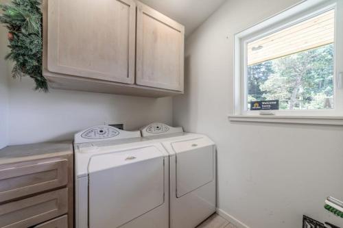 Newly Built Dog-Friendly Colorful Creekside Home - One Mile to the Ocean in Gold Beach (OR)