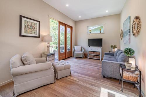 Newly Built Dog-Friendly Colorful Creekside Home - One Mile to the Ocean in Gold Beach (OR)