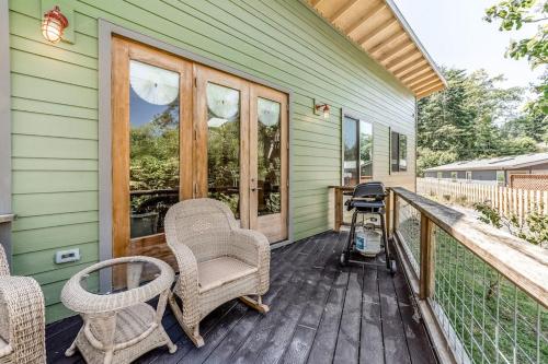 Newly Built Dog-Friendly Colorful Creekside Home - One Mile to the Ocean in Gold Beach (OR)