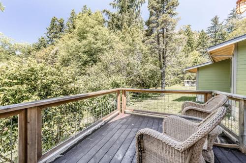 Newly Built Dog-Friendly Colorful Creekside Home - One Mile to the Ocean in Gold Beach (OR)