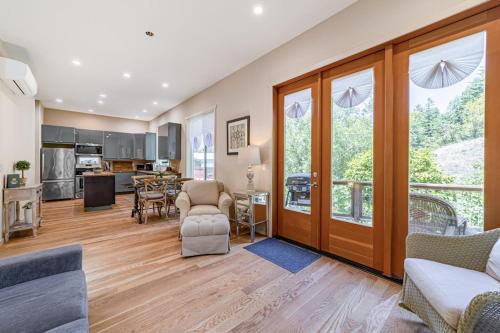 Newly Built Dog-Friendly Colorful Creekside Home - One Mile to the Ocean in Gold Beach (OR)
