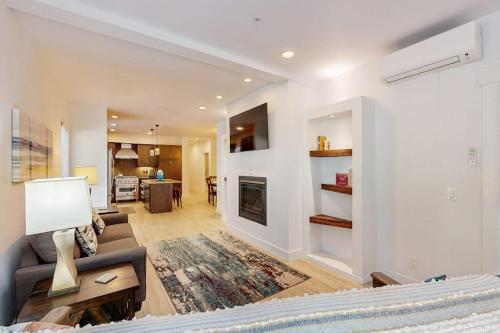 Stunner apt with fireplace grill partial ocean views & partial AC in Gold Beach (OR)