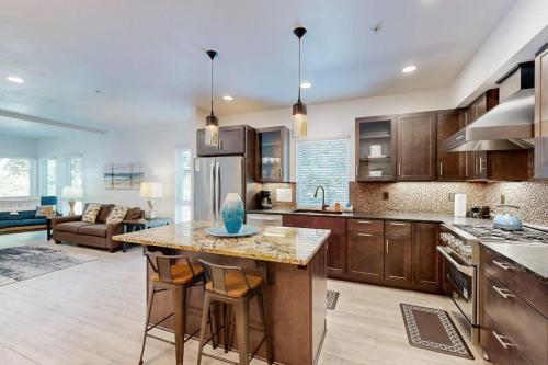 Stunner apt with fireplace grill partial ocean views & partial AC in Gold Beach (OR)