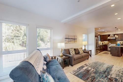 Stunner apt with fireplace grill partial ocean views & partial AC in Gold Beach (OR)