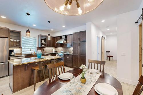 Stunner apt with fireplace grill partial ocean views & partial AC in Gold Beach (OR)