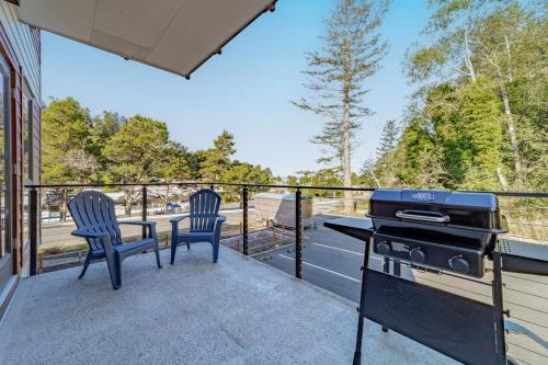 Stunner apt with fireplace grill partial ocean views & partial AC in Gold Beach (OR)