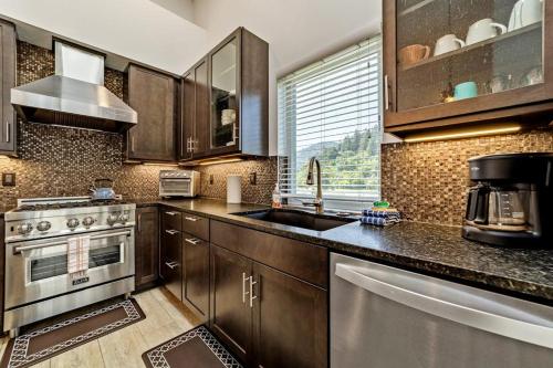 Stunning apt near the ocean with gas fireplace partial water views & grill in Gold Beach (OR)