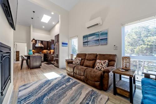 Stunning apt near the ocean with gas fireplace partial water views & grill in Gold Beach (OR)