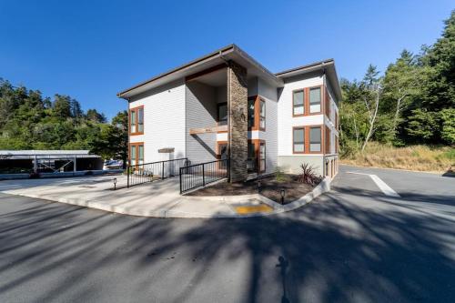 Stunning apt near the ocean with gas fireplace partial water views & grill in Gold Beach (OR)
