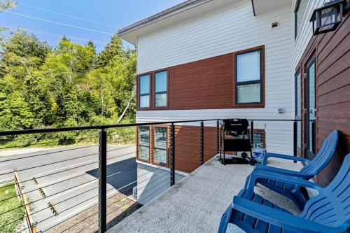 Stunning apt near the ocean with gas fireplace partial water views & grill in Gold Beach (OR)