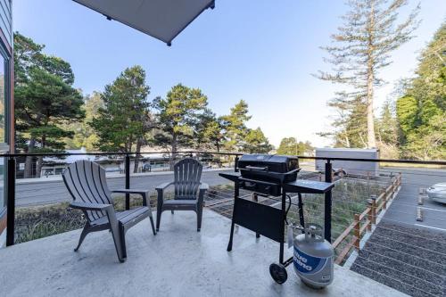 Stunning apt near the ocean with gas fireplace partial water views & grill in Gold Beach (OR)