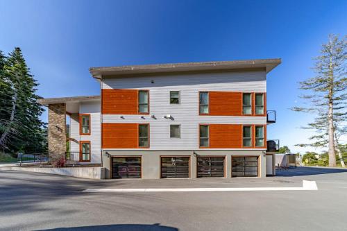 Stunning apt near the ocean with gas fireplace partial water views & grill in Gold Beach (OR)