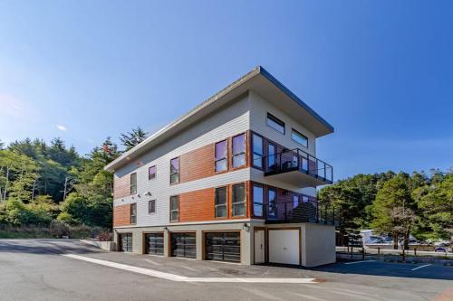Stunning apt near the ocean with gas fireplace partial water views & grill in Gold Beach (OR)
